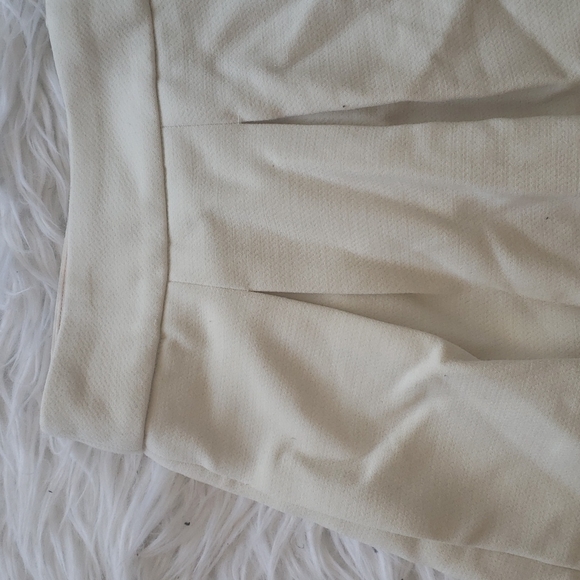 Banana Republic off-white pleated mini - Picture 3 of 6